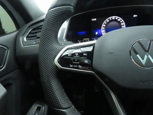 Used 2022 Volkswagen Tiguan SE R-Line image 11