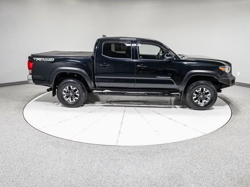 Used 2017 Toyota Tacoma TRD Off-Road image 28