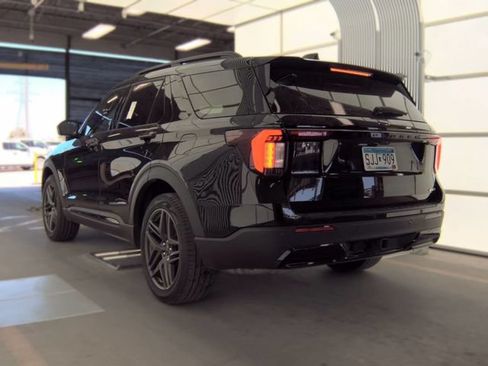 Used 2025 Ford Explorer ST-Line w/ ST-Line Street Pack AWD/4WD image 7