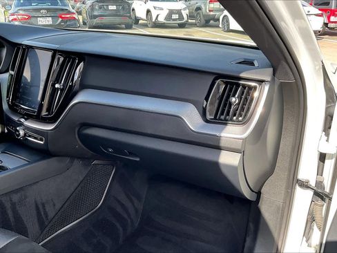 Used 2018 Volvo XC60 T5 R-Design w/ Convenience Package image 16