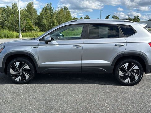 Used 2023 Volkswagen Taos SE w/ Panoramic Sunroof Package AWD/4WD image 11