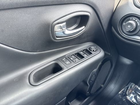 Used 2020 Jeep Renegade Altitude AWD/4WD image 32
