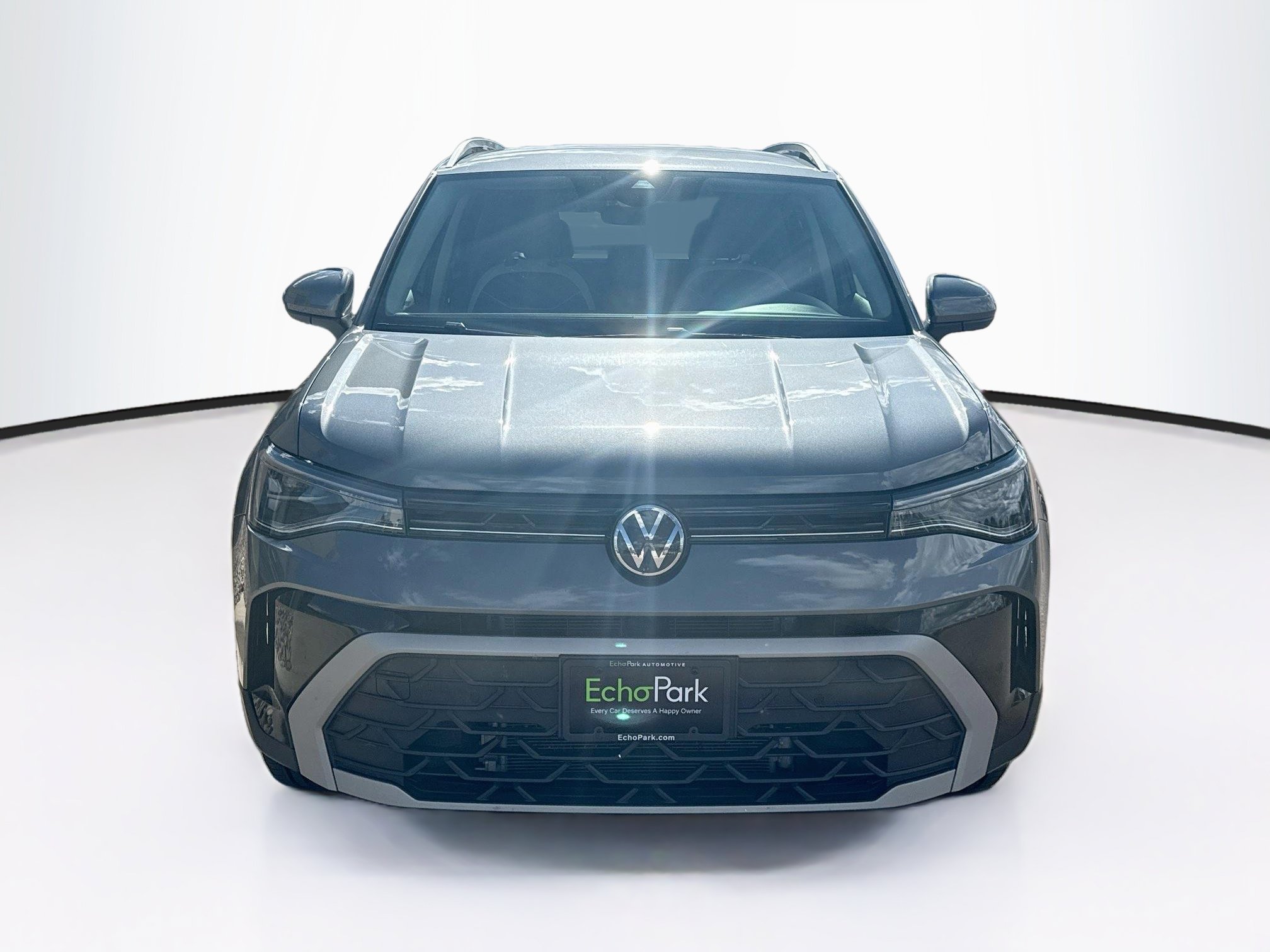 Used 2025 Volkswagen Taos SE AWD/4WD image 2
