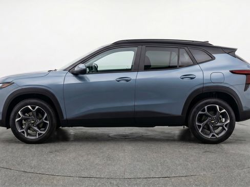 Used 2025 Chevrolet Trax LT FWD image 5