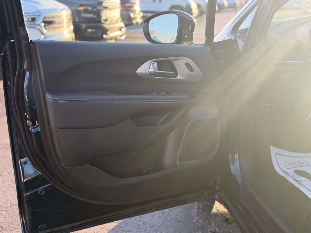 Used 2025 Chrysler Pacifica Limited FWD image 18