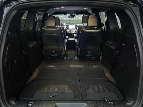 Used 2023 Chrysler Pacifica Touring-L w/ S Appearance Package image 11