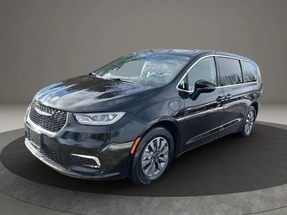 Used 2024 Chrysler Pacifica Limited