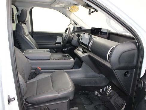 Used 2025 Ford Expedition Active AWD/4WD image 33