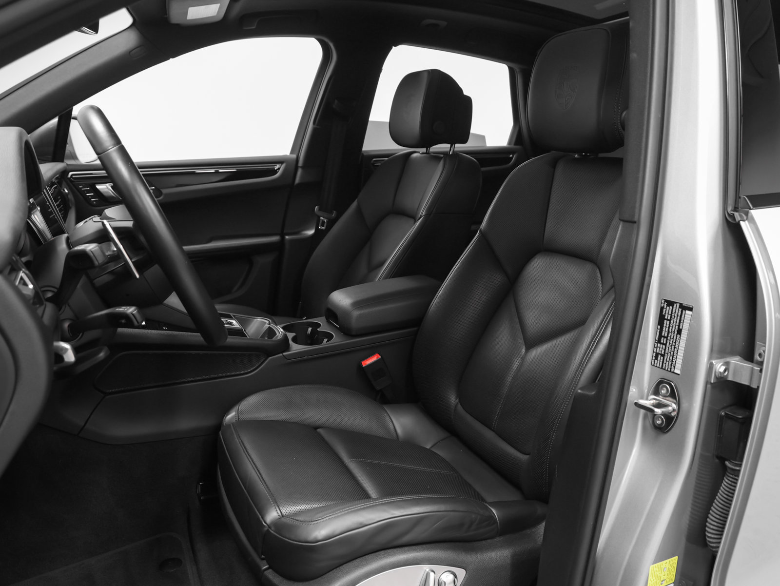 Certified 2023 Porsche Macan AWD/4WD image 5