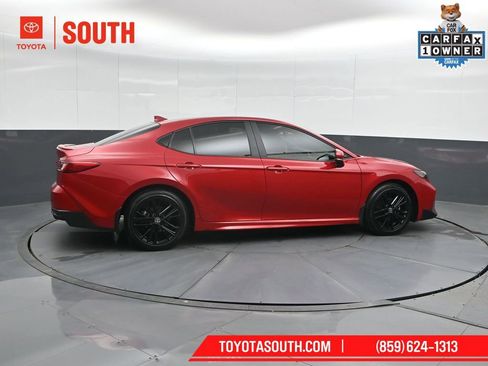 Used 2025 Toyota Camry SE image 3