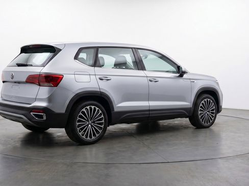 Used 2025 Volkswagen Taos SE image 9