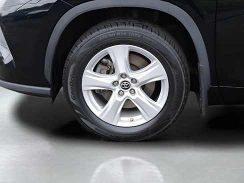 Used 2023 Toyota Highlander LE AWD/4WD image 3