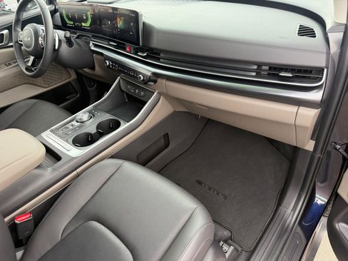 Certified 2025 Kia Carnival LXS FWD image 11