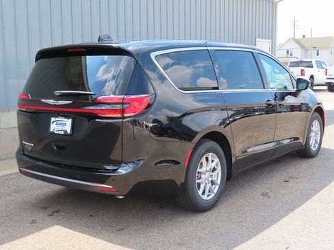 New 2026 Chrysler Pacifica Select image 3