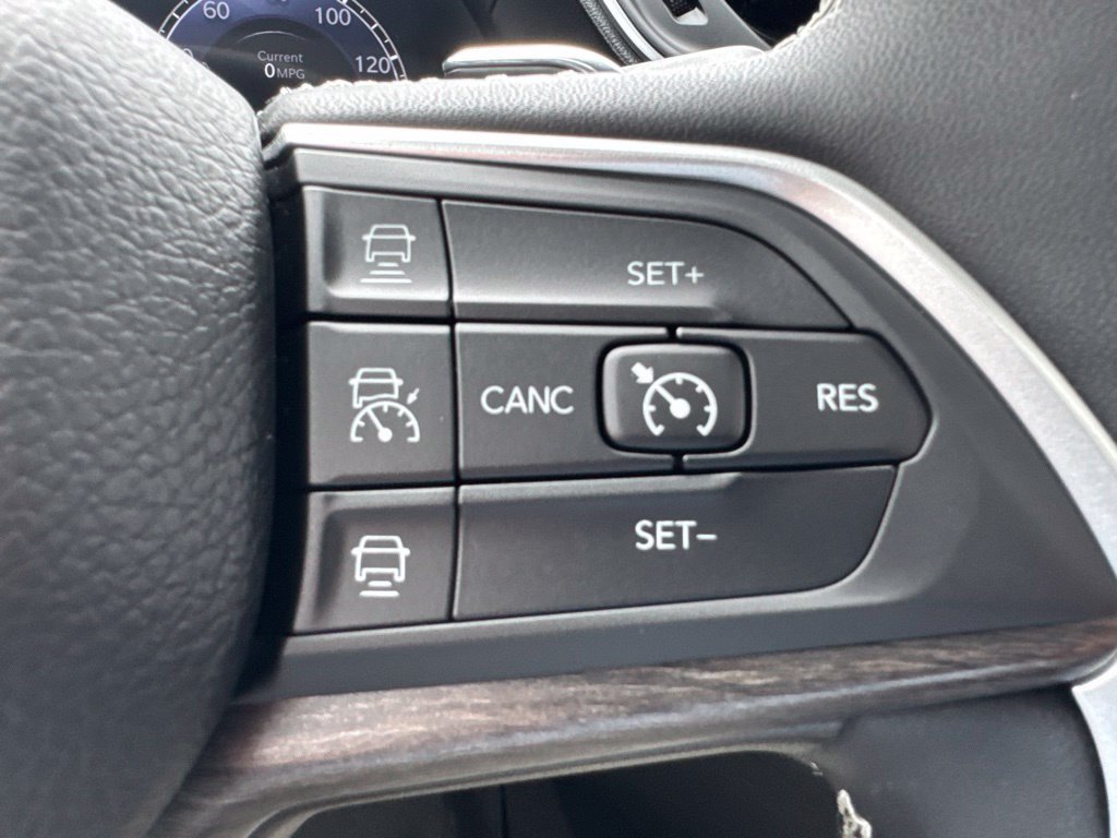 Used 2023 Jeep Grand Cherokee Limited w/ Black Appearance Package AWD/4WD image 27