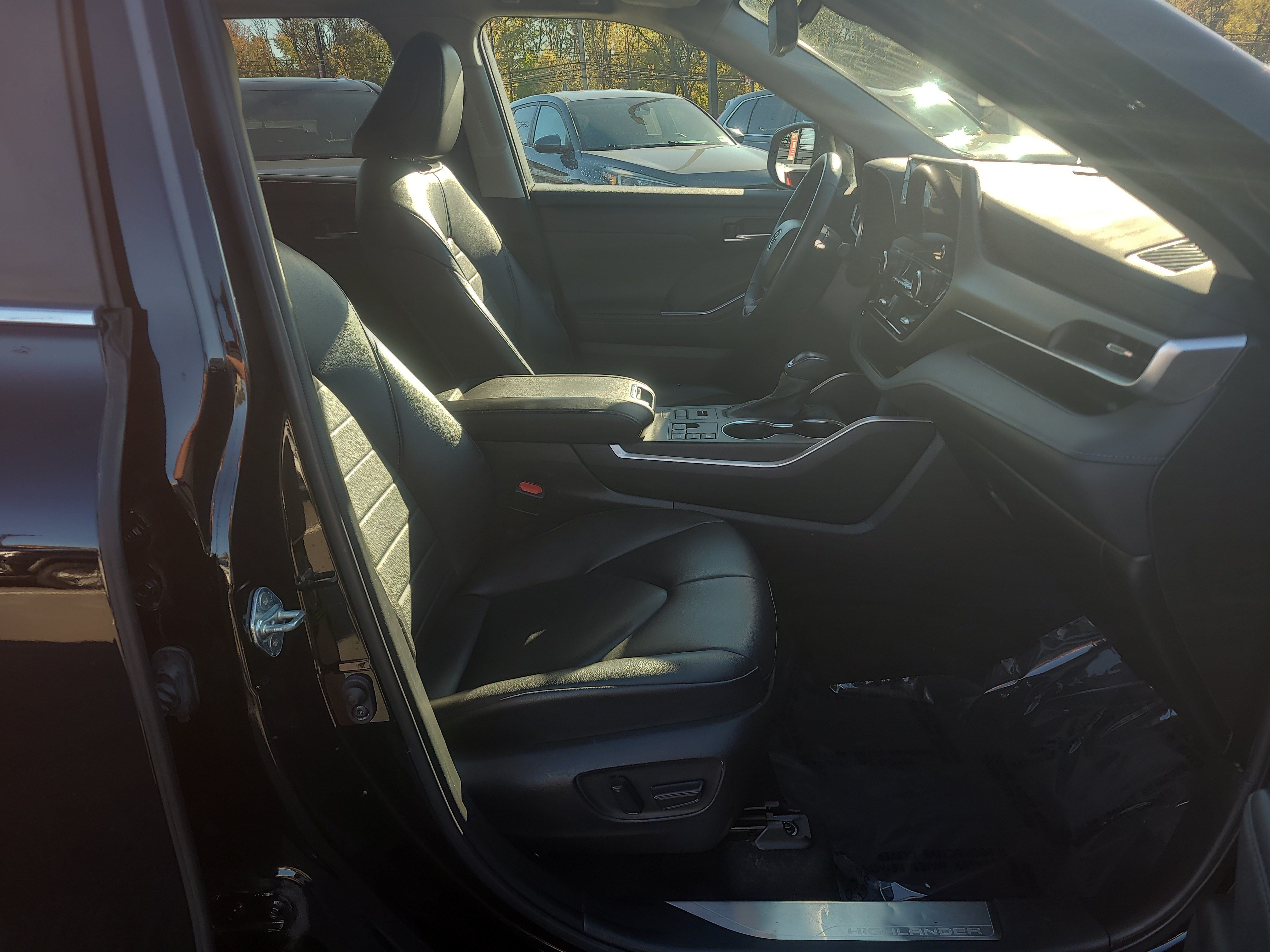 Used 2023 Toyota Highlander XLE AWD/4WD image 17