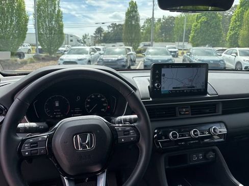 Used 2025 Honda Pilot Touring image 17