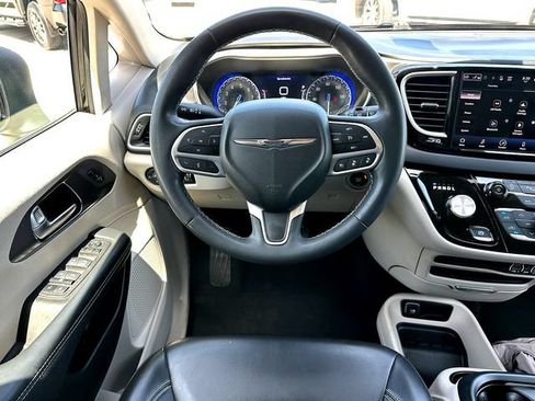 Used 2023 Chrysler Pacifica Touring-L FWD image 21