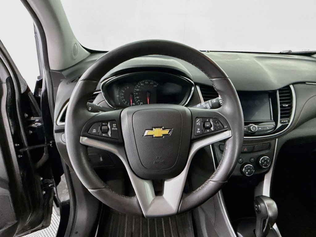 Used 2022 Chevrolet Trax LT w/ Premium Seat Package AWD/4WD image 12
