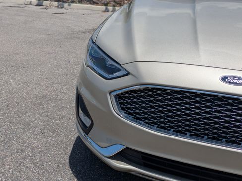 Used 2019 Ford Fusion Energi Titanium FWD image 9