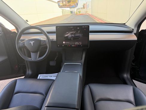 Used 2025 Tesla Model Y Long Range RWD image 13