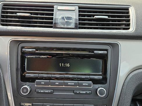 Used 2013 Volkswagen Passat S image 43