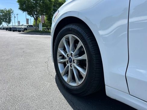 Used 2017 Ford Fusion SE w/ Fusion SE Technology Package FWD image 9