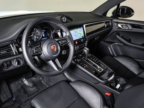 Certified 2026 Porsche Macan AWD/4WD image 4