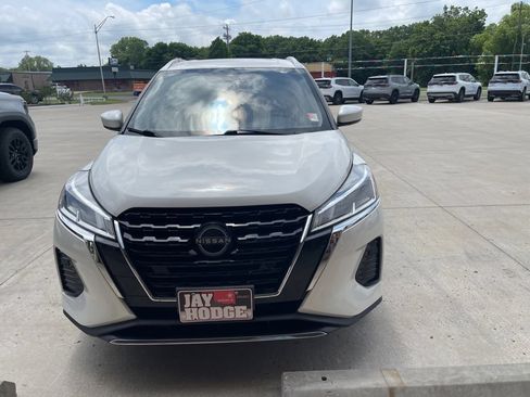 Used 2024 Nissan Kicks SV FWD image 2