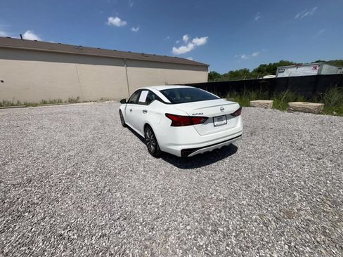 Used 2025 Nissan Altima 2.5 SV FWD image 16