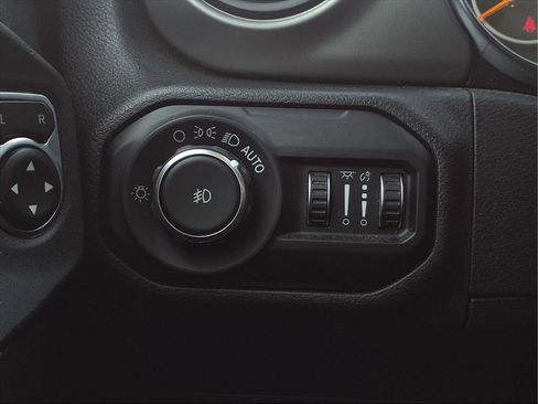 Used 2018 Jeep Wrangler Unlimited Sport S image 11