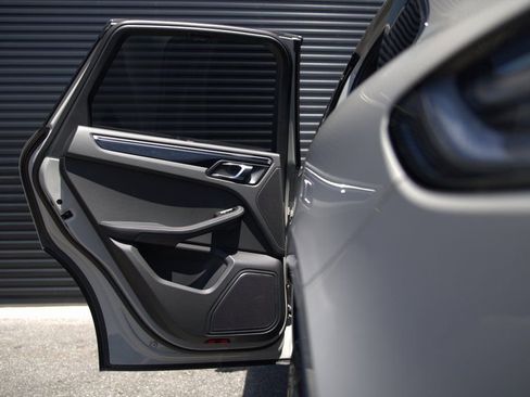 Certified 2025 Porsche Macan Turbo image 28