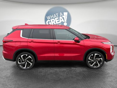 Used 2024 Mitsubishi Outlander SE image 2