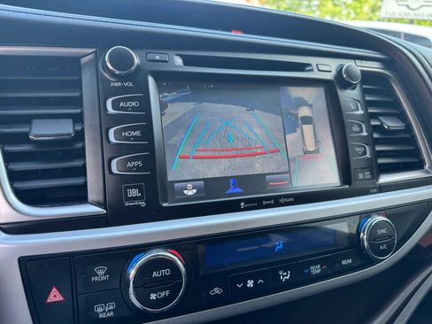 Used 2019 Toyota Highlander Limited Platinum w/ Carpet Mat Package (TMS) AWD/4WD image 32