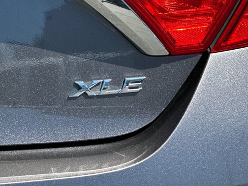 Used 2017 Toyota Camry XLE w/ Moonroof Package FWD image 28