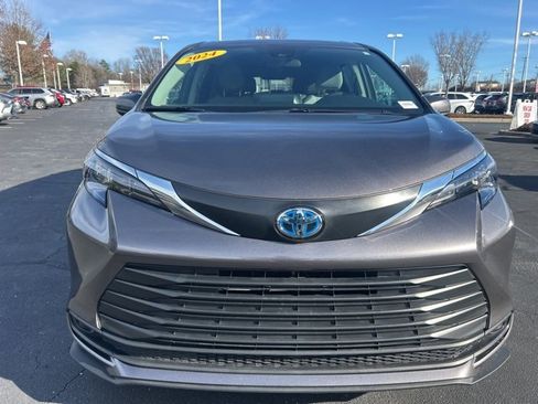 Used 2024 Toyota Sienna LE image 2