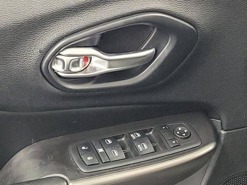 Used 2020 Jeep Cherokee Latitude Plus w/ Mopar Interior Package FWD image 27