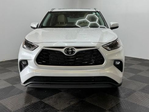 Used 2025 Toyota Highlander XLE AWD/4WD image 4