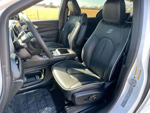 Used 2025 Chrysler Pacifica Limited image 11