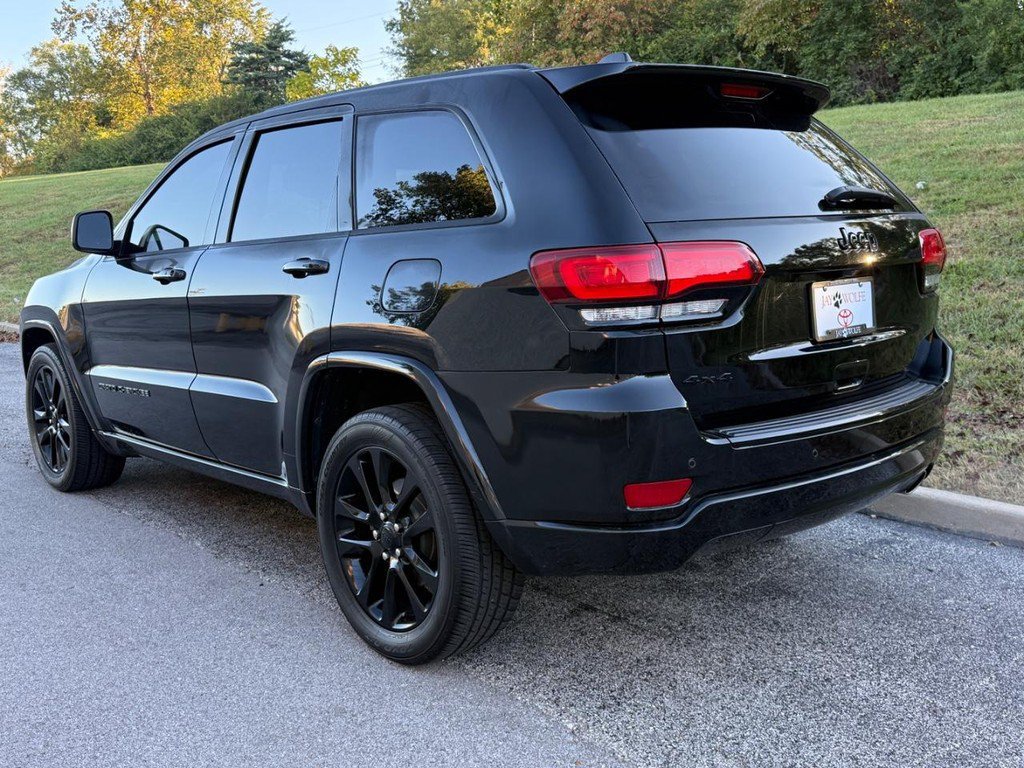 Used 2018 Jeep Grand Cherokee Altitude AWD/4WD image 3