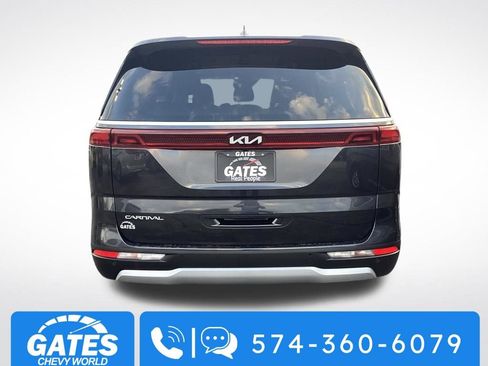 Used 2024 Kia Carnival EX image 8