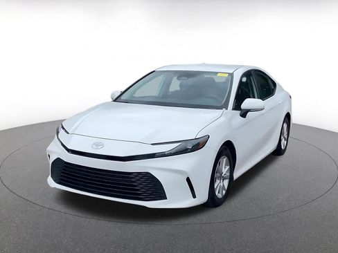 Used 2025 Toyota Camry LE image 4