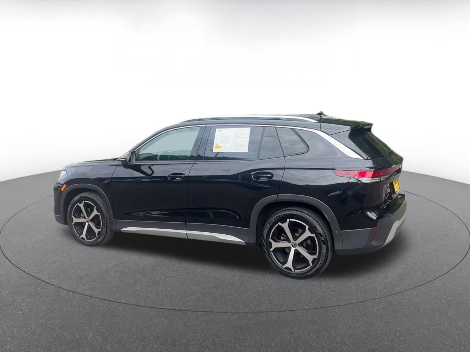 Used 2026 Volkswagen Tiguan SE FWD image 9