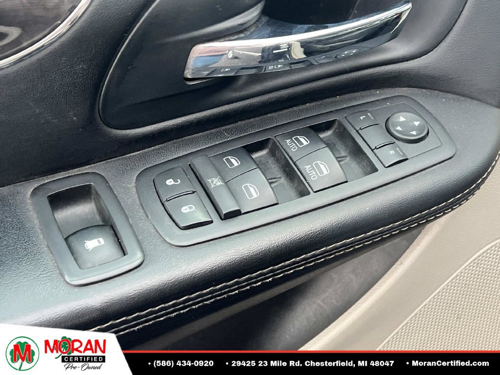 Used 2014 Chrysler Town & Country Touring-L FWD image 15