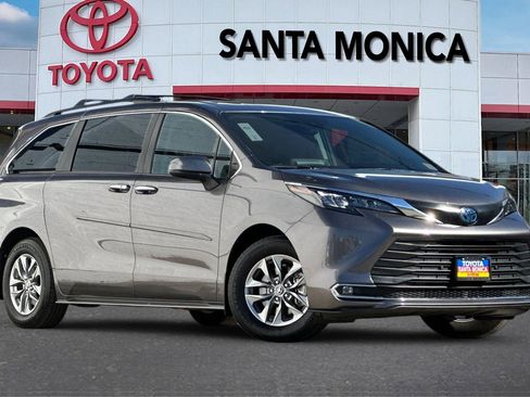 Used 2024 Toyota Sienna XLE image 1