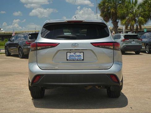 Used 2021 Toyota Highlander XLE AWD/4WD image 5