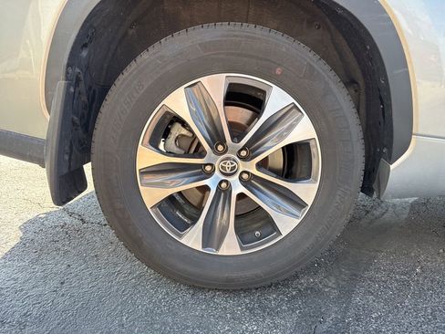 Used 2024 Toyota Highlander XLE image 19