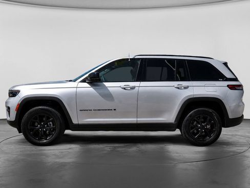Used 2024 Jeep Grand Cherokee Altitude AWD/4WD image 5