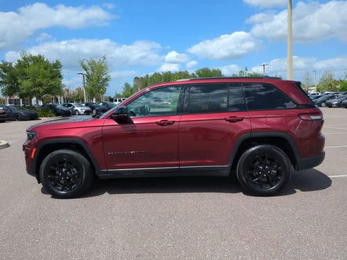 Used 2025 Jeep Grand Cherokee Altitude image 3