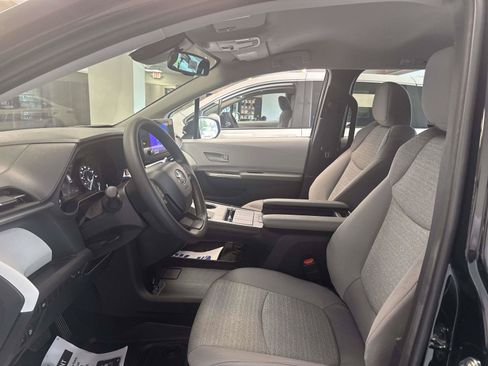 Used 2026 Toyota Sienna LE FWD image 17